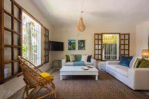 un soggiorno con un divano e un tavolo di Quaint 4-Bedroom Cottage in a fishing village a Grande Gaube