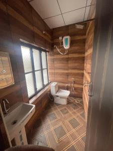 uma casa de banho com um WC e um lavatório em Shiv shakti guest house em Bhiwāni