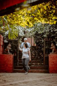 um homem e uma mulher a atravessar um portão em The Regalia Resort em Mandrem