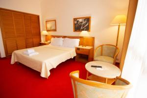 Postel nebo postele na pokoji v ubytování Chateau Linza Resort + 37 fotografií
