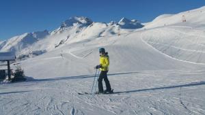 une personne à skis sur une piste enneigée dans l'établissement Ferienhaus Casa Rosa - LienzOsttirol, à Leisach
