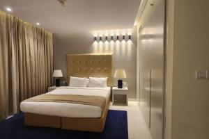 a bedroom with a large bed and two lamps at DAMAC Voleo In Business Bay in Dubai