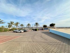 un aparcamiento con coches estacionados junto a la playa en Zarauz sea views. Águilas Costa Cálida., en Águilas