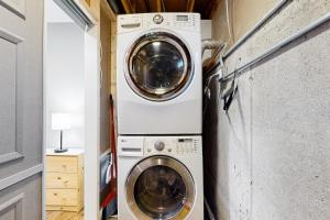 - un lave-linge et un sèche-linge dans une petite maison dans l'établissement Casa de Nello - Lower Level, à Antioch