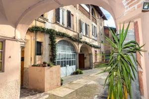 an archway in a building with a plant in front of it at L' Antica Piazzetta in Franciacorta in Capriolo