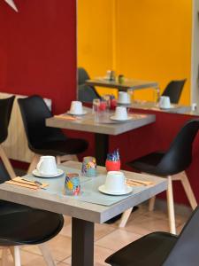 Deux tables et des chaises avec chapeau en haut dans l'établissement Arian Hôtel, à Paris