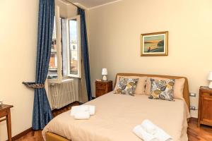 1 dormitorio con cama y ventana en L' Antica Piazzetta in Franciacorta, en Capriolo