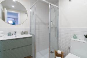 y baño con ducha, lavabo y espejo. en Budget Beach Studio 23 en Sant Antoni de Calonge