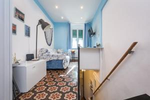 ein Wohnzimmer mit blauen Wänden und einem blauen Stuhl in der Unterkunft nel gozzo sul mare - Genovainrelax in Genua