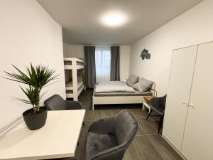 - un salon avec un canapé, une table et des chaises dans l'établissement Apartmány Plzeň Rolnické náměstí 8, à Plzeň