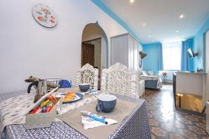 a living room with a table and a kitchen with at nel gozzo sul mare - Genovainrelax in Genoa