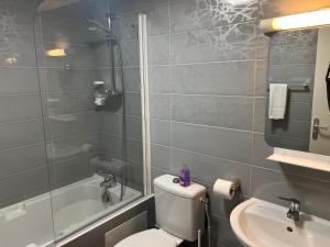 y baño con aseo, lavabo y bañera. en Armor Hotel en Compiègne