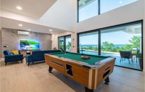 een kamer met een pooltafel in een huis bij Villa Royal Hill with pool in Šarić