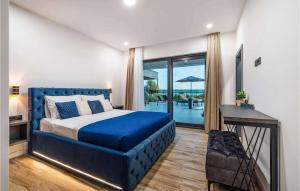 een slaapkamer met een blauw bed en een balkon bij Villa Royal Hill with pool in Šarić +39 foto's