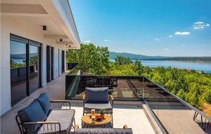 een huis met een balkon met uitzicht op het water bij Villa Royal Hill with pool in Šarić