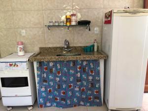 una cucina con lavandino e frigorifero di Casa na praia d’Ulé a Guarapari