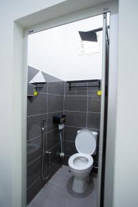La salle de bains est pourvue d'une douche et de toilettes. dans l'établissement De Sungai Langkawi Guesthouse, à Pantai Cenang
