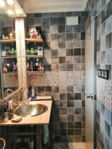 een badkamer met een wastafel en een douche bij Homenfun Madrid Villaverde Bajo in Madrid