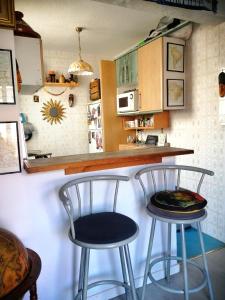 twee barkrukken in een keuken bij Homenfun Madrid Villaverde Bajo in Madrid