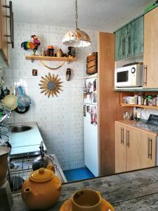 een keuken met een witte koelkast en een fornuis bij Homenfun Madrid Villaverde Bajo in Madrid