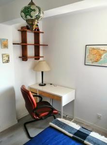 een kamer met een bureau en een stoel met een toetsenbord bij Homenfun Madrid Villaverde Bajo in Madrid