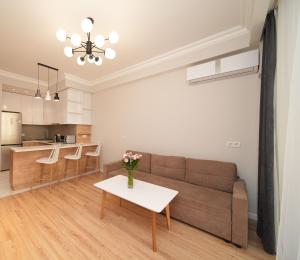 - un salon avec un canapé et une table dans l'établissement Sweet Home Apart-Hotel, à Erevan