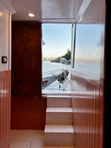 Houseboat Hotel and Nile Cruises Zainoba في Nag` el-Ramla: منظر من الباب الأمامي للقارب