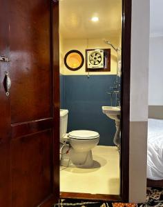 Houseboat Hotel and Nile Cruises Zainoba في Nag` el-Ramla: حمام مع مرحاض ومغسلة