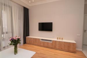 TV i/ili multimedijalni sistem u objektu Sweet Home Apart-Hotel