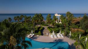 クズロットにあるFlora Garden Beach Hotel - Adults Only 16 Plus - Couples Conceptのプールのあるリゾートの航空写真