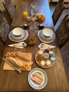 una mesa de madera con platos de comida. en Le Château Giat, en Giat