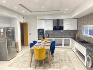 a kitchen with a table and chairs in a kitchen at Dar Lili Djerba in Mezraya