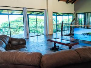 The Tropical Hut في متونزيني: غرفة معيشة مع أريكة وطاولة قهوة