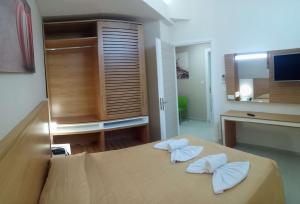 アギア・マリーナ・ネア・キドニアスにあるAtrion Resort Hotelのベッドルーム1室(枕2つ付)