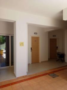 une pièce vide avec une porte et une table dans l'établissement Atrion Resort Hotel, à Agia Marina
