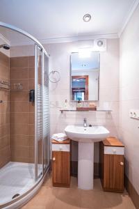 y baño con lavabo y ducha. en Casa Nerai Apartamento, en Gijón