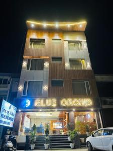 un edificio con una orquesta azul delante de él en HOTEL BLUE ORCHID - A 3 STAR HEAVEN IN Tricity, en Zirakpur