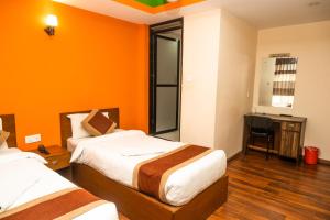 Letto o letti in una camera di Kathmandu Peace Hotel