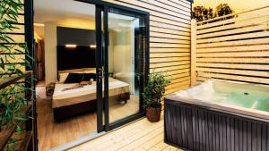 ein Badezimmer mit einer Badewanne und ein Schlafzimmer mit einem Bett in der Unterkunft Camping Bergamini in Peschiera del Garda