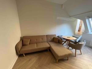 un soggiorno con divano e tavolo di Rouen hypercentre appartement T2 a Rouen