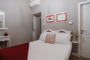 Postel nebo postele na pokoji v ubytování Rooms Genova dei Rolli