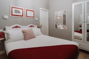 Postel nebo postele na pokoji v ubytování Rooms Genova dei Rolli