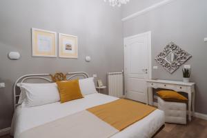 Postel nebo postele na pokoji v ubytování Rooms Genova dei Rolli