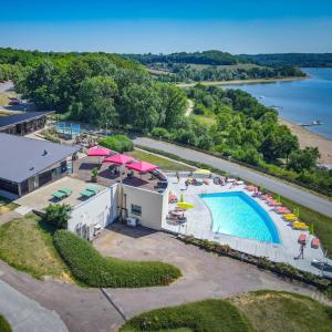 an aerial view of a pool at a resort at Camping de la Liez in Peigny