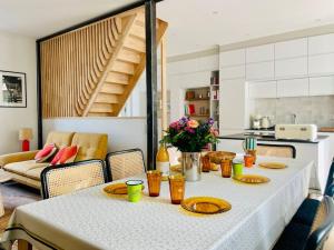 una cocina con una mesa con platos y flores. en Villa Ker Elie-Yves à La Baule, en La Baule