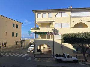 um carro branco estacionado em frente a um edifício em Vaticano em San Vincenzo