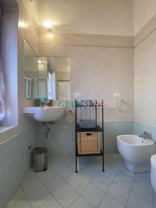 uma casa de banho com um lavatório, um WC e um espelho. em Vaticano em San Vincenzo