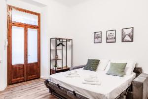 Un dormitorio con una cama grande y una ventana en Charming Sempione - Milano MiCo - Arco della Pace, en Milán