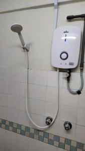 eine Dusche im Bad mit einer Vorspeise in der Unterkunft PD Seaview Corus Paradise Lagoon in Port Dickson