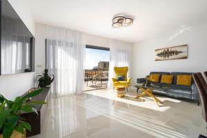 un soggiorno con un divano e un tavolo di Villa Esmeralda One by Briskva a Novigrad Istria Altre 31 foto